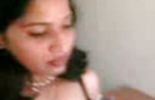 कैमरे के सामने एक सेक्सी मूवी वीडियो हिंदी वयस्क के साथ एक बुना हुआ पोशाक में चमड़े का असबाब